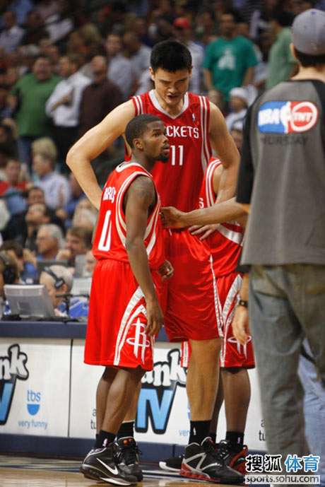 球报：安哥拉对阵阿根廷期间，球场出现混乱导致70名球迷受伤（球报：安哥拉战阿根廷突发混乱，70名球迷受伤）